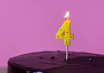燃烧的黄色数字4蜡烛