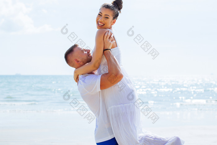 海滩男人抱起女人
