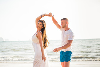 沙滩跳舞的情侣摄影图