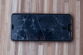 桌子上手机破碎屏幕