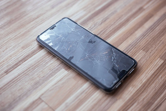 桌面上破碎的手机屏幕