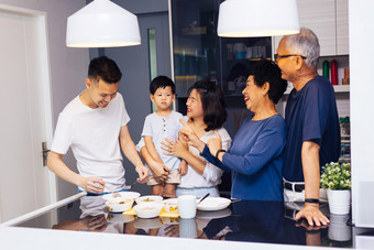家庭用餐互动摄影图