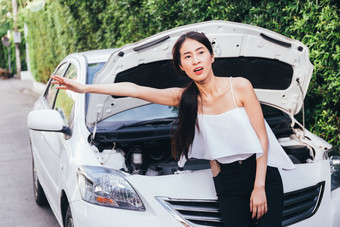 道路上车坏了请求救援的女人