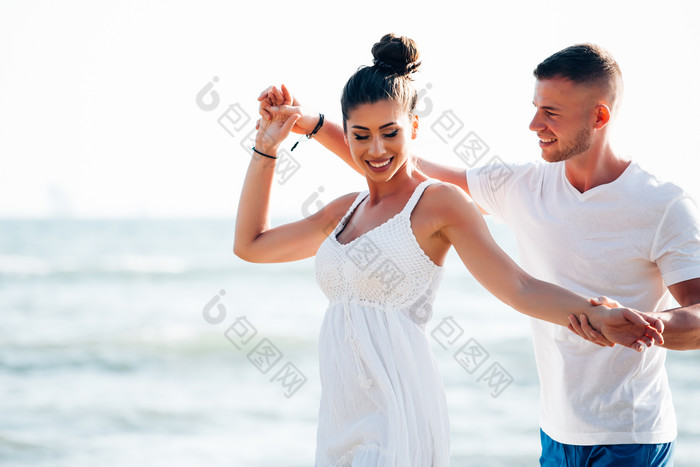 沙滩阳光下幸福的情侣