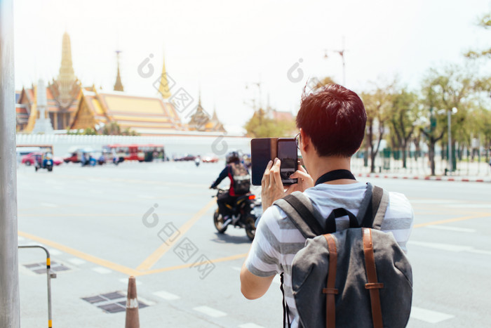 拿手机拍照的男人摄影图