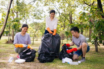 亚洲志愿者在公园做环保