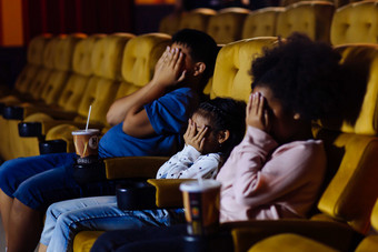 电影院观看惊悚片的儿童