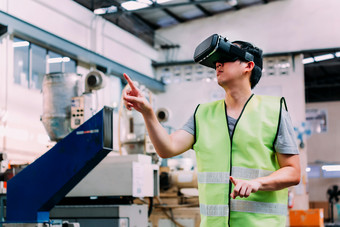 戴着VR眼镜的工厂<strong>工人</strong>