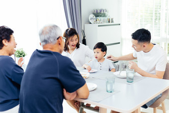 一起吃饭的<strong>一家人</strong>