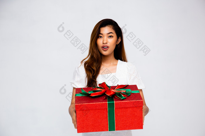 抱着礼盒的女人