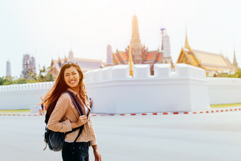 白色建筑物边旅行的<strong>女人</strong>