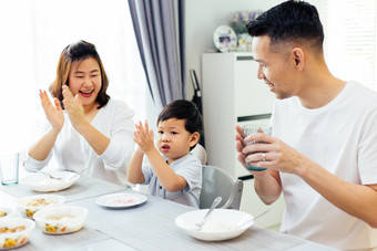 餐桌上的亲子互动摄影图