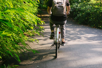 骑自行车旅行的男人元素