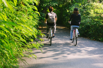 骑自行车<strong>旅行</strong>的情侣