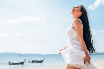 海滩边的白衣女生摄影图