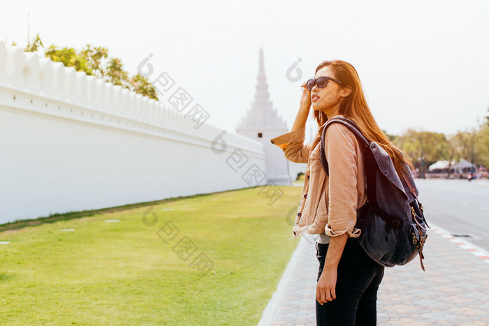 戴墨镜的旅行女人摄影图