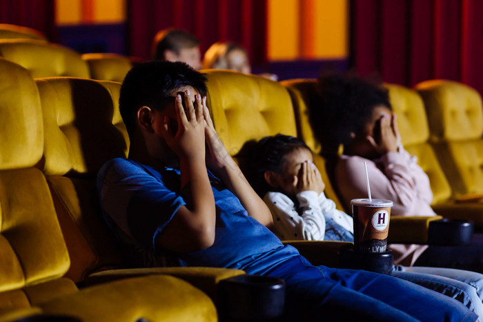电影院看惊悚片的儿童