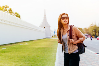 景点旅行的女人摄影图