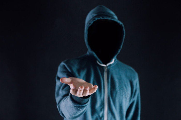 戴面罩的黑客伸手