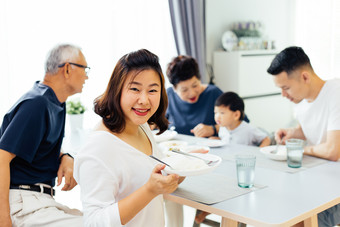 在餐桌上互动的一家人