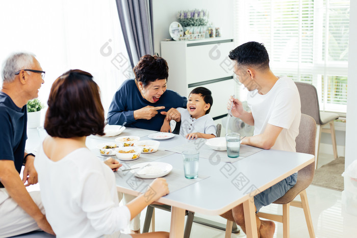 餐桌上一家人微笑互动