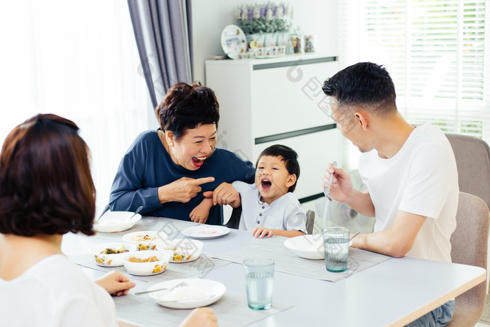 一家人餐桌上的亲子互动