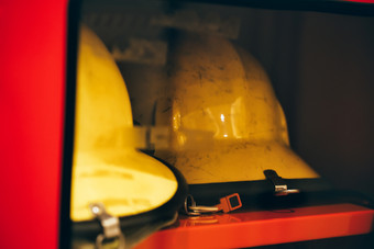 橱柜里的消防头盔