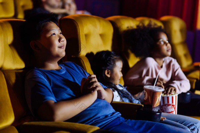 看电影的亚洲小孩