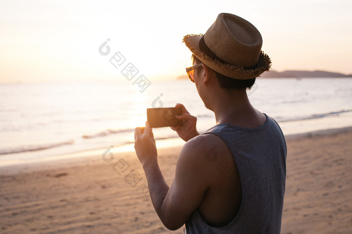 海边拍照的男人摄影图