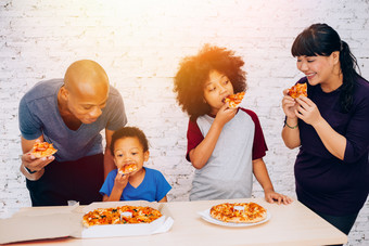 开心吃披萨的一家人