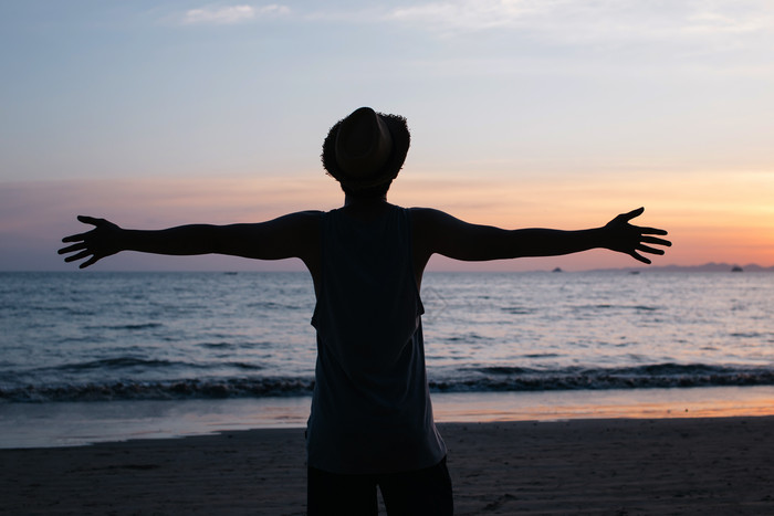 张开双臂的背影视频下载-包图网