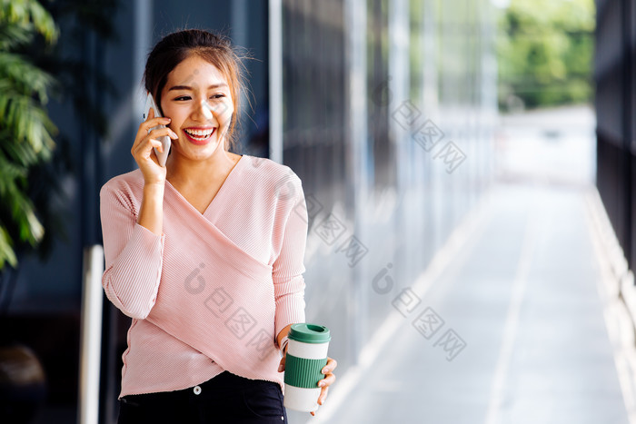 微笑打电话的女生摄影图