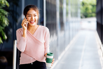 微笑打<strong>电话</strong>的女生摄影图