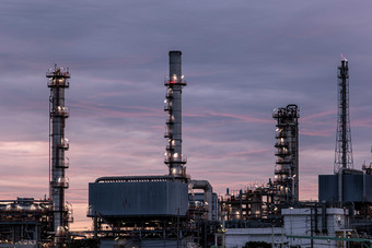 夜幕下的炼油厂摄影图