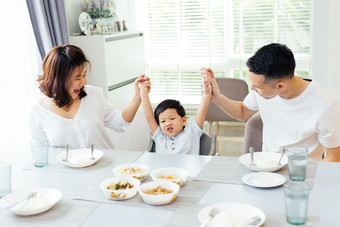 餐桌前的<strong>一家</strong>三口元素