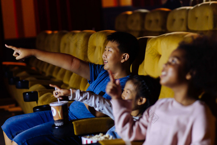 看电影的小孩