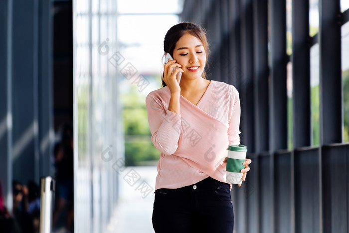 亚洲女人微笑打电话