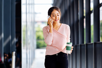 亚洲女人微笑打电话