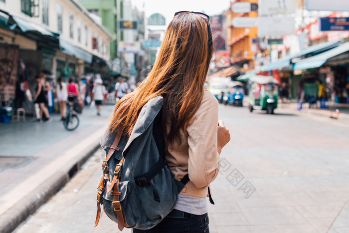 徒步旅行的女人摄影图