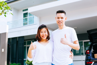 房屋屋外幸福夫妻