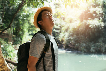 旅游呼吸新鲜空气的男人