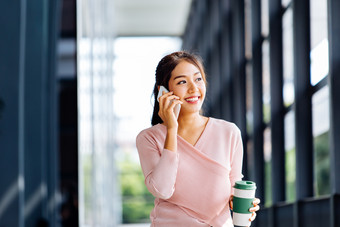 女孩微笑打电话摄影图