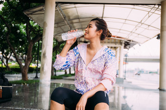 喝水的女人摄影图