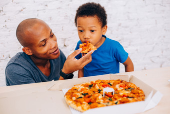 <strong>非洲男孩</strong>吃披萨摄影图