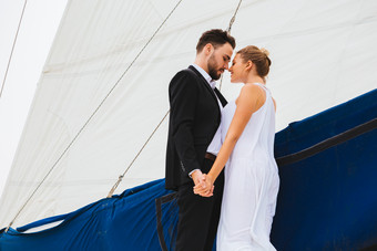 帆船上拍照的夫妻