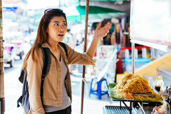 购买美食的女人摄影图