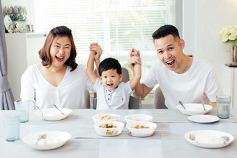 餐桌前的一家三口摄影图图片