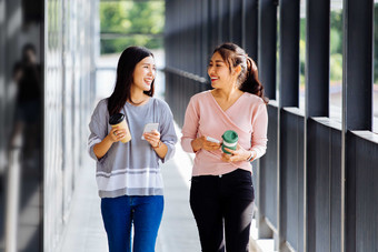 走路交谈的两个女孩<strong>摄影图</strong>