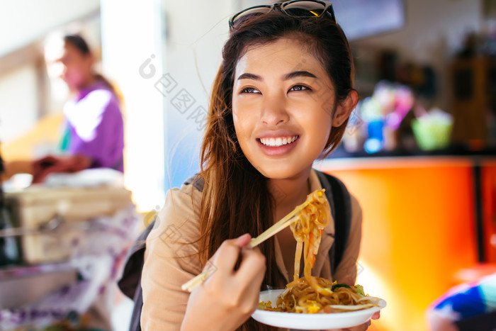 旅行吃美食的女人摄影图