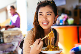 旅行吃美食的女人摄影图